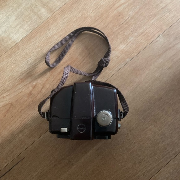 Kodak Holiday Flash Brownie Camera takes 127 Film.For collector showcasing. - Picture 4 of 15